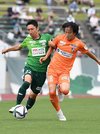 ＦＣ岐阜×宮崎＝前半、相手と競り合いながらドリブルで運ぶ岐阜のＭＦ舩津（左）＝長良川競技場