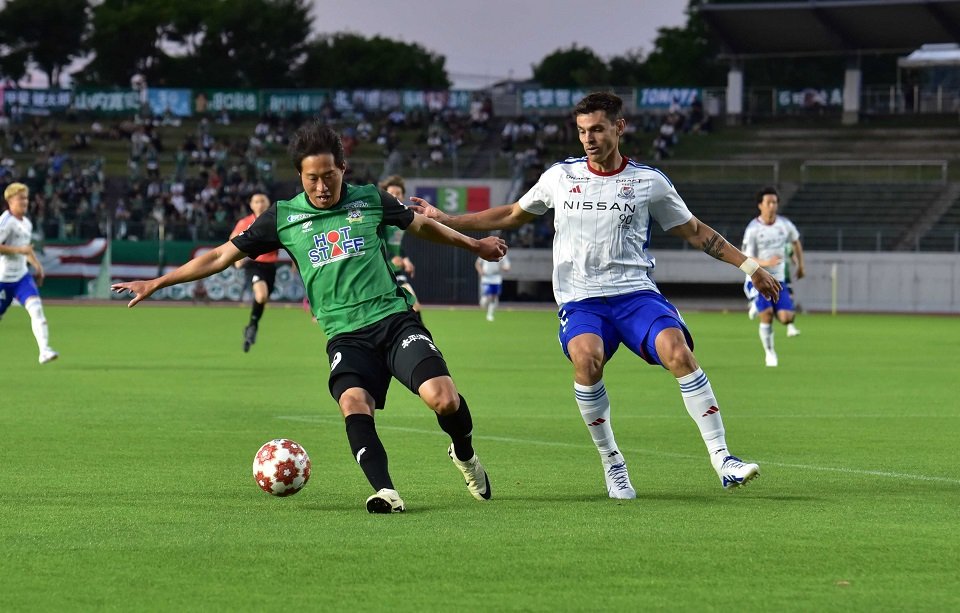 ＦＣ岐阜×横浜Ｍ＝前半、横浜Ｍのエドゥアルドと競り合うＦＷイ（左）＝長良川競技場