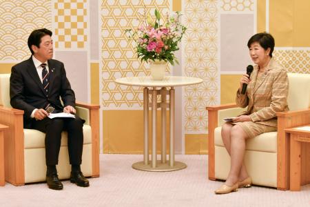 　東京都の小池百合子知事（右）と面会する、日本ラグビー協会の土田雅人会長＝６日、都庁