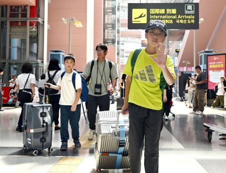 　フィンランドから関西空港に到着した家族連れ＝１６日午後