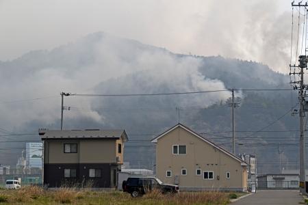 　火災で煙が上がる岩手県大槌町の山林＝２４日午前