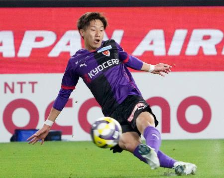 　京都―横浜ＦＣ　後半、決勝ゴールを決める京都・奥川＝サンガＳ