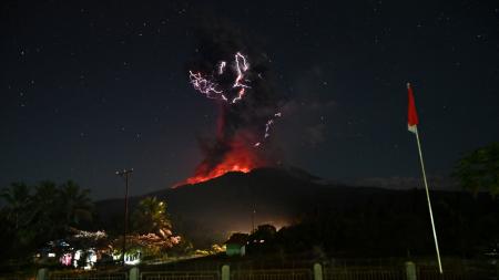 　噴煙を上げるインドネシアのレウォトビ火山＝１日、東ヌサトゥンガラ州（インドネシア災害対策当局提供、ロイター＝共同）