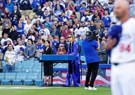 　ドジャース―マーリンズ戦の試合前、米国国歌をピアノで演奏する「Ｘ　ＪＡＰＡＮ」のＹＯＳＨＩＫＩさん＝２７日、ロサンゼルス（共同）