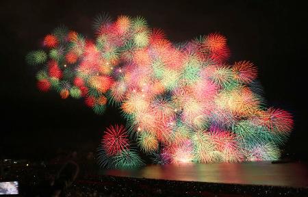 　三重県熊野市の七里御浜で開かれた「熊野大花火大会」＝１７日夜