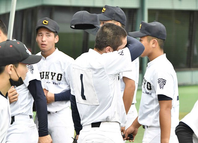 サヨナラ負けを喫し、涙を拭う中京のエース小田（１）