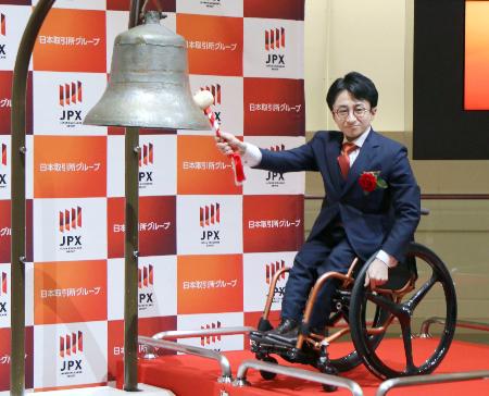 　東京証券取引所のグロース市場に上場し、セレモニーで鐘を打つミライロの垣内俊哉社長＝３月、東京都中央区