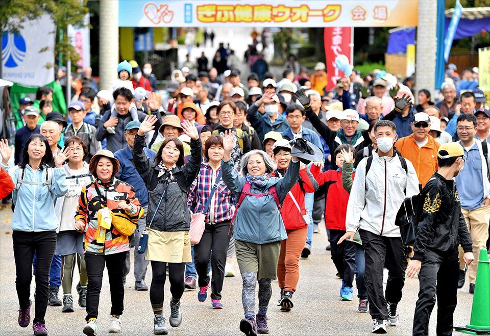 元気よく出発するぎふ健康ウオークの参加者たち＝３日午前８時３６分、岐阜市大宮町、岐阜公園（撮影・坂井萌香）
