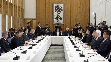 　首相官邸で開かれた、トランプ米政権の高関税政策への対応を協議する総合対策本部の初会合＝８日