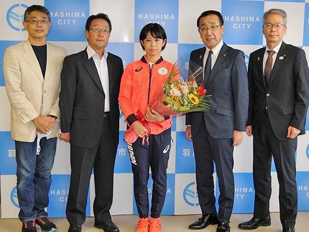 東京五輪の入賞を報告した辻すみれ選手(中央)＝羽島市役所