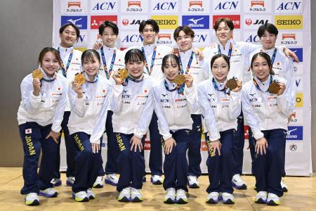 　記者会見で写真に納まる体操世界選手権の男女日本代表＝２８日、東京都内