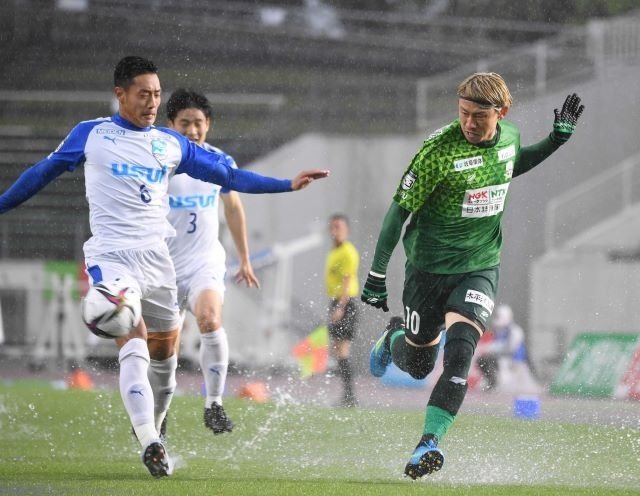 ＦＣ岐阜×沼津＝後半、味方に横パスを出す岐阜のＭＦ川西＝長良川競技場