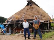 茅葺き民家の維持に努める大下勝久さん（左）と杉山信義さん＝１３日、飛騨市神岡町森茂
