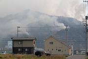 　火災で煙が上がる岩手県大槌町の山林＝２４日午前