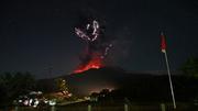 　噴煙を上げるインドネシアのレウォトビ火山＝１日、東ヌサトゥンガラ州（インドネシア災害対策当局提供、ロイター＝共同）