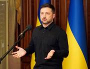 　ウクライナ大統領府で記者団に語るゼレンスキー大統領＝３日、キーウ（共同）