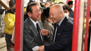 駆けつけた首長らと握手を交わす戸部哲哉氏＝岐阜県北方町
