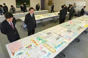 松井徹会長（前列左から２人目）も参加した昨年の審査風景＝２０１７年１２月１５日、岐阜新聞本社
