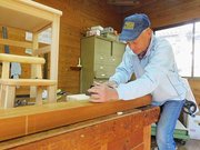 作業に没頭する長谷政雄さん＝恵那市笠置町、はせ工房
