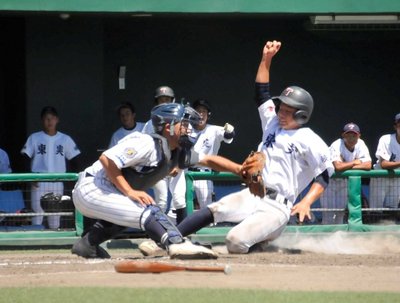 美濃加茂×東濃実＝４回裏東濃実１死一、三塁、日比野の中犠飛で三走板津真が生還し、４点目＝河上薬品