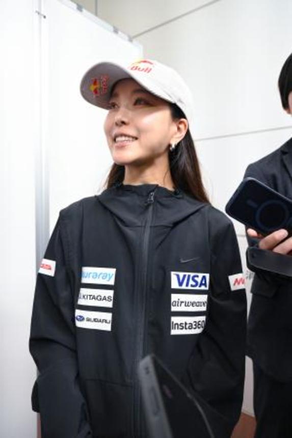 　取材に応じる高梨沙羅＝３１日、羽田空港