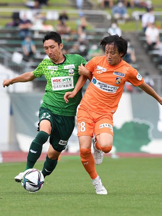 ＦＣ岐阜×宮崎＝前半、相手と競り合いながらドリブルで運ぶ岐阜のＭＦ舩津（左）＝長良川競技場