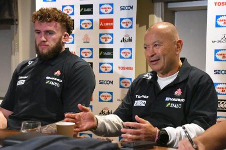 　記者会見するラグビー日本代表のジョーンズ・ヘッドコーチ（右）と主将のディアンズ＝１０月３０日、ロンドン郊外（共同）