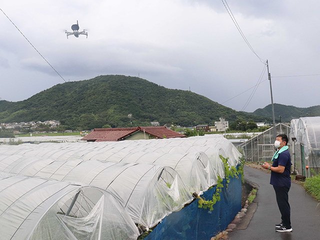 ブドウ畑でのカラス撃退効果を確かめたドローンの実証実験＝岐阜市長良志段見