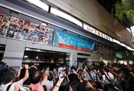 　最後の上映を終えた東京・銀座の映画館「丸の内ＴＯＥＩ」前に集まったファンら＝２７日夜