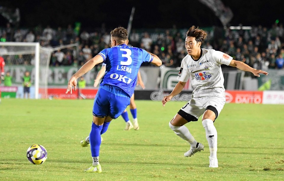 沼津×ＦＣ岐阜＝前半、ボールを追いかけるＦＣ岐阜のＭＦ北＝静岡県沼津市足高、愛鷹広域公園多目的競技場
