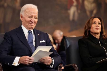 　トランプ米大統領の就任演説を聞くバイデン前大統領（左）とハリス前副大統領＝１月、ワシントン（ロイター＝共同）