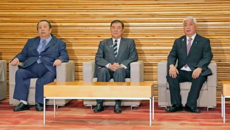 　閣議に臨む（左から）村上総務相、石破首相、中谷防衛相＝６日午前、首相官邸