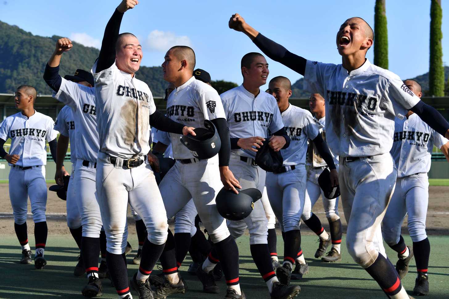 サヨナラ勝ちで秋季県高校野球大会優勝を決め、喜びを爆発させる中京ナイン＝長良川