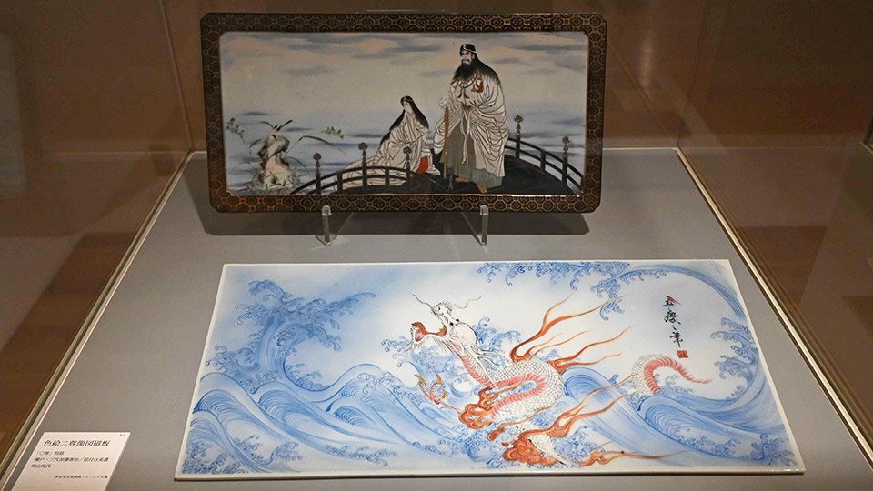 竜などが描かれた磁器製の板＝多治見市笠原町、モザイクタイルミュージアム