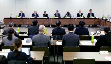 　ｉＰＳ細胞を使った再生医療等製品の製造販売承認について審議する厚労省専門部会＝１９日午後、厚労省