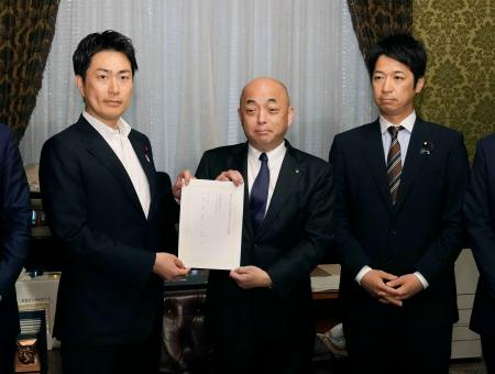 　旧姓の通称使用を法定化する法案を衆院に提出する日本維新の会の青柳政調会長（左）ら＝１９日午前、国会