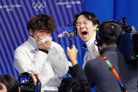 　ミラノ・コルティナ五輪のフィギュアスケート男子で銀メダルを獲得し喜ぶ鍵山優真（右）と、銅メダルで涙ぐむ佐藤駿＝１３日、イタリア・ミラノ（共同）