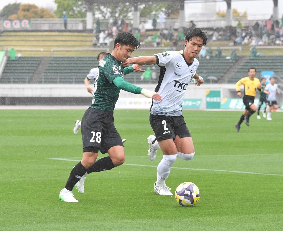 ＦＣ岐阜×栃木＝前半、果敢に攻め込むＦＣ岐阜のＭＦ箱崎＝長良川競技場