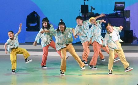 　パナソニックＨＤが開催したイベントでダンスを披露する子どもたち＝７日午後、大阪市此花区の夢洲