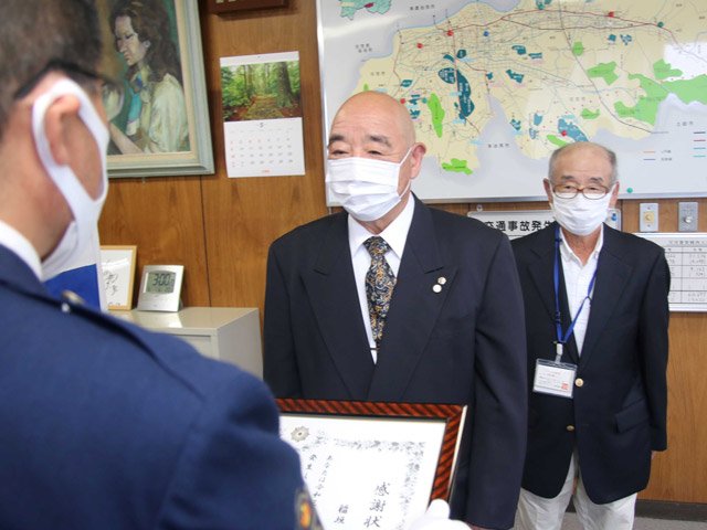 感謝状を受ける稲垣悦雄さん（中央）と松岡輝武さん＝可児署