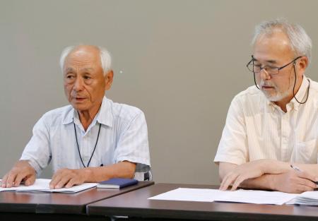 　参院選候補者に送った質問状の回答について記者会見する新潟水俣病阿賀野患者会の曽我浩会長代行（左）ら＝４日午前、新潟県庁