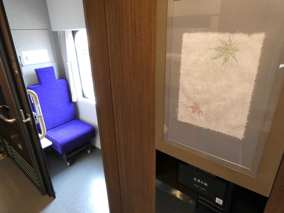 美濃和紙も展示。後ろの空間は、授乳などに利用できる多目的室