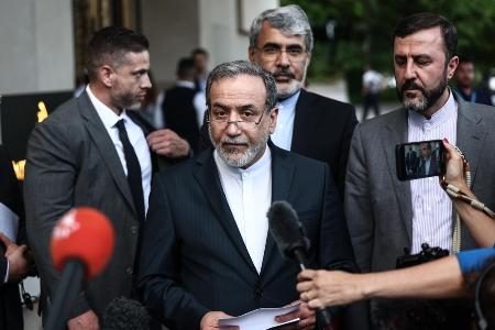 　記者団に話すイランのアラグチ外相＝６月２０日、スイス・ジュネーブ（ゲッティ＝共同）