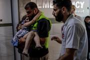 　２０日、レバノン南部の病院で、イスラエルによる攻撃で負傷した少女を搬送する人（ロイター＝共同）
