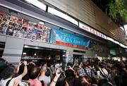 　最後の上映を終えた東京・銀座の映画館「丸の内ＴＯＥＩ」前に集まったファンら＝２７日夜