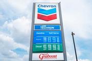 　ガソリン価格を示す看板に表示されたシェブロンのロゴ＝９月２４日、米テキサス州（ゲッティ＝共同）