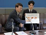 　開発したサプリメントについて説明する群馬大の板橋英之教授（左）＝９月、群馬県庁