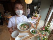 伊奈波神社近くに「裏参道モール」が誕生。県産のコメを使ったフォーや天むすを販売する＝岐阜市白木町