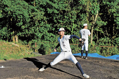 力強い投球が武器の中京の２年生エース鈴木＝同校硬式野球部グラウンド