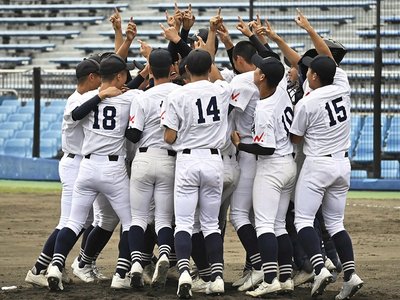 優勝を決め、マウンドに集まって喜ぶ大垣日大ナイン＝草薙